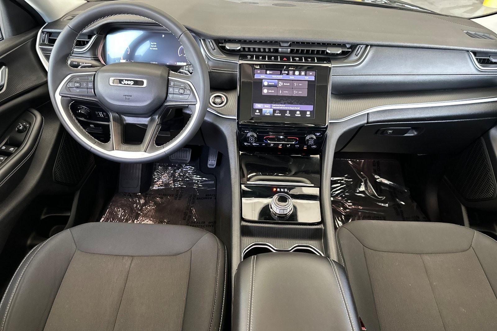 Jeep Grand Cherokee L Laredo X image 11