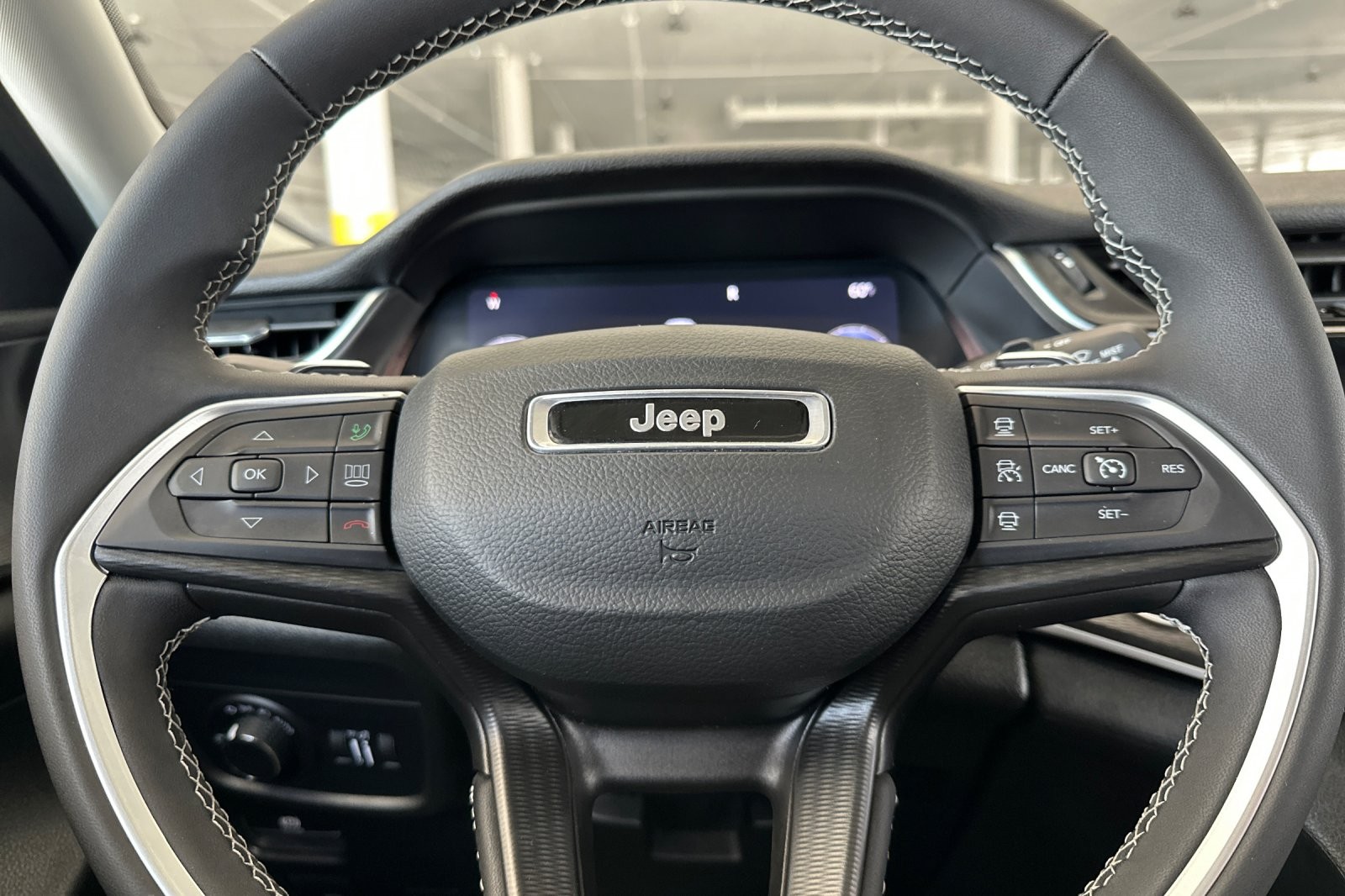 Jeep Grand Cherokee L Laredo X image 12