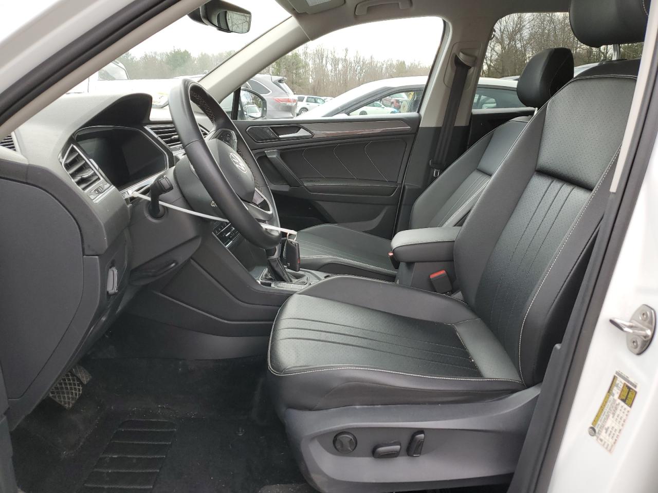 Volkswagen Tiguan SE image 7