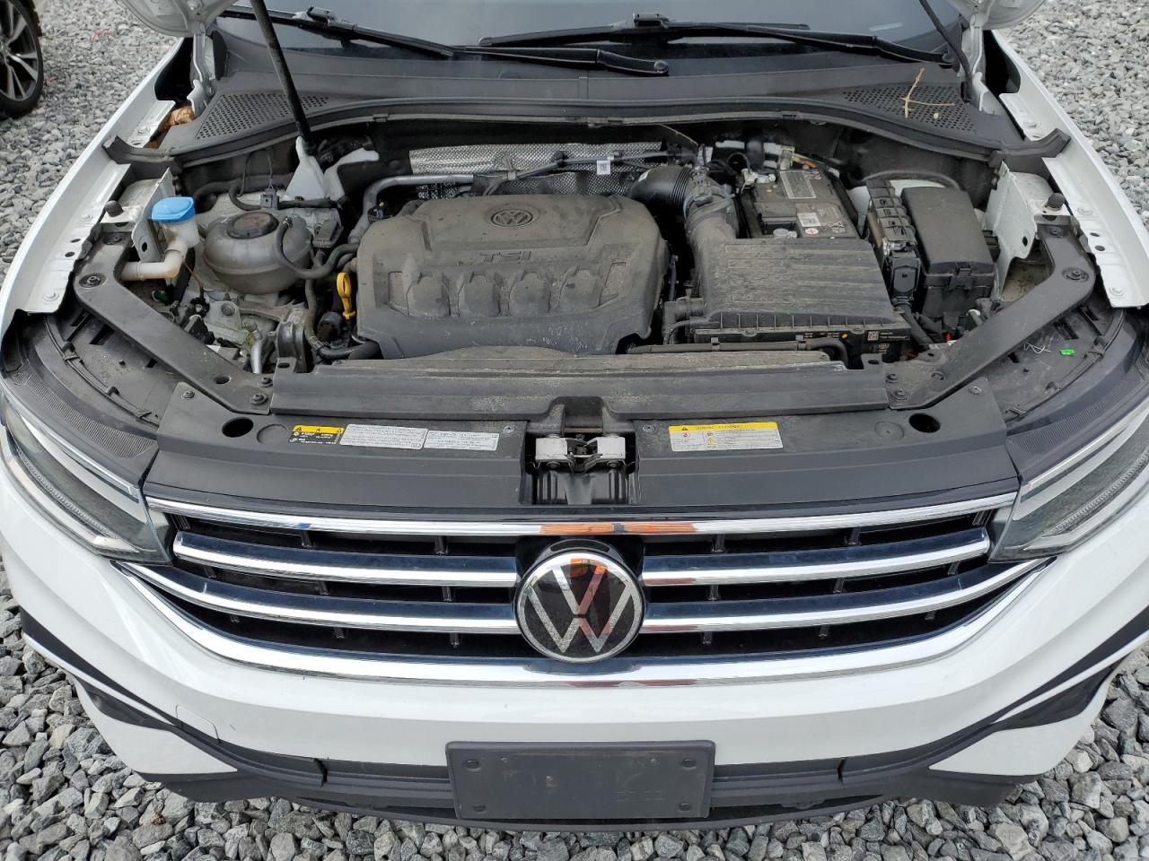 Volkswagen Tiguan SE image 12