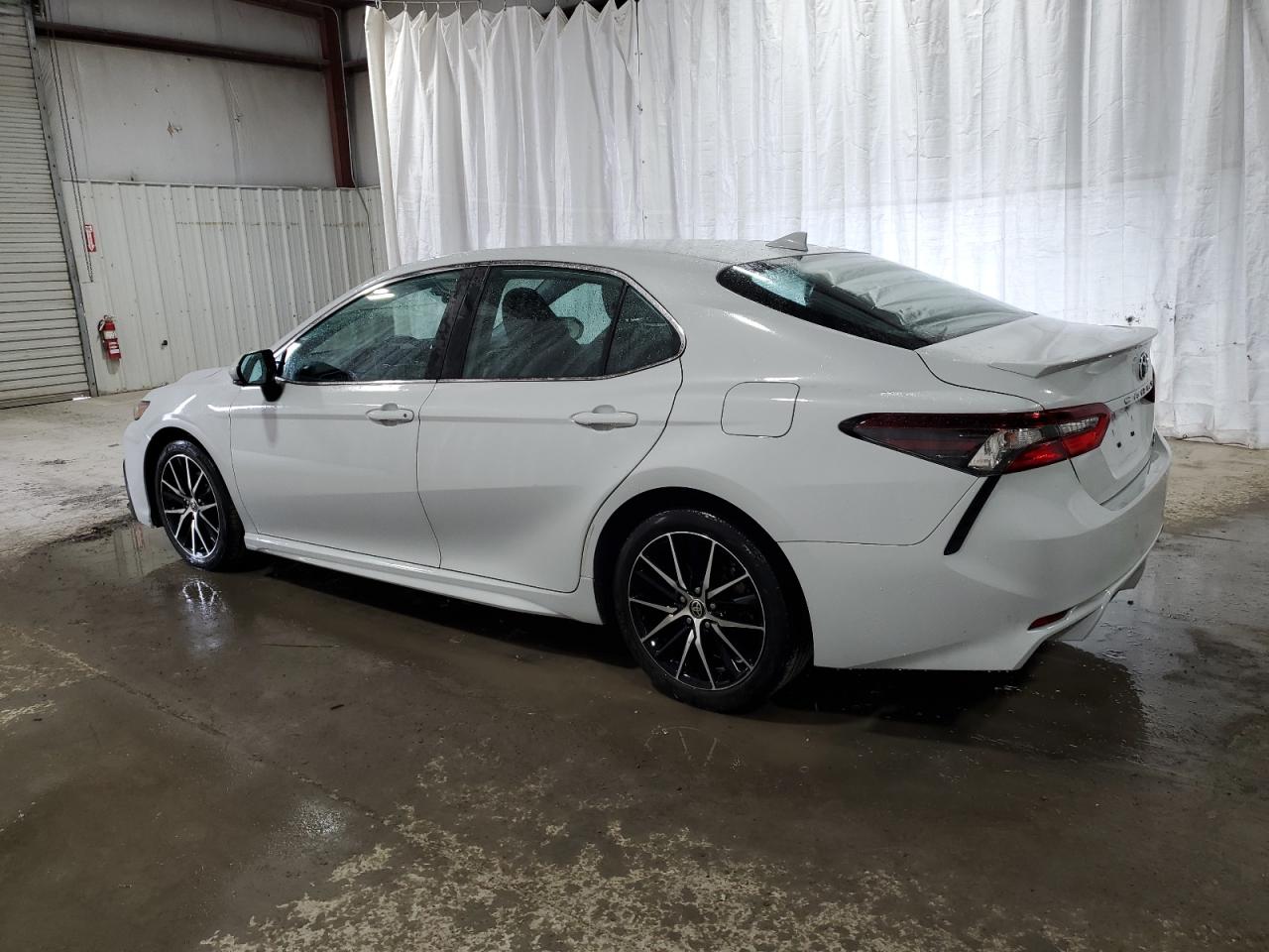 Toyota Camry SE image 4