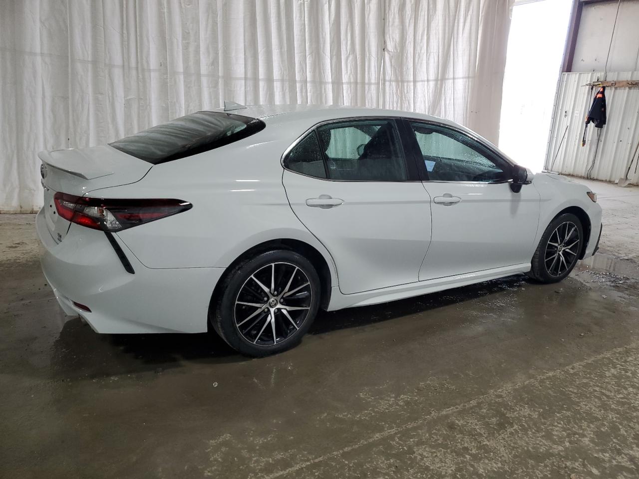Toyota Camry SE image 3