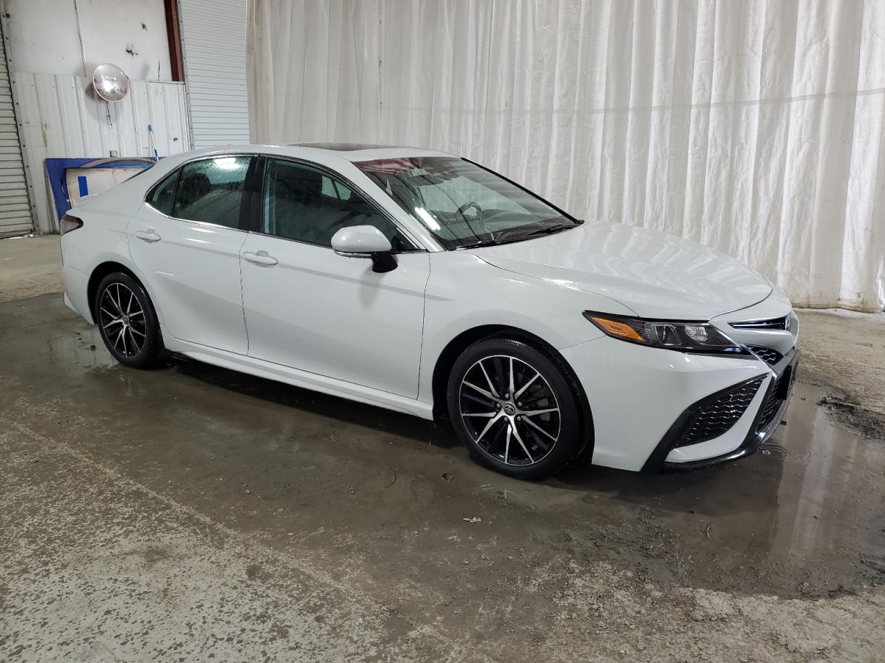Toyota Camry SE image 2