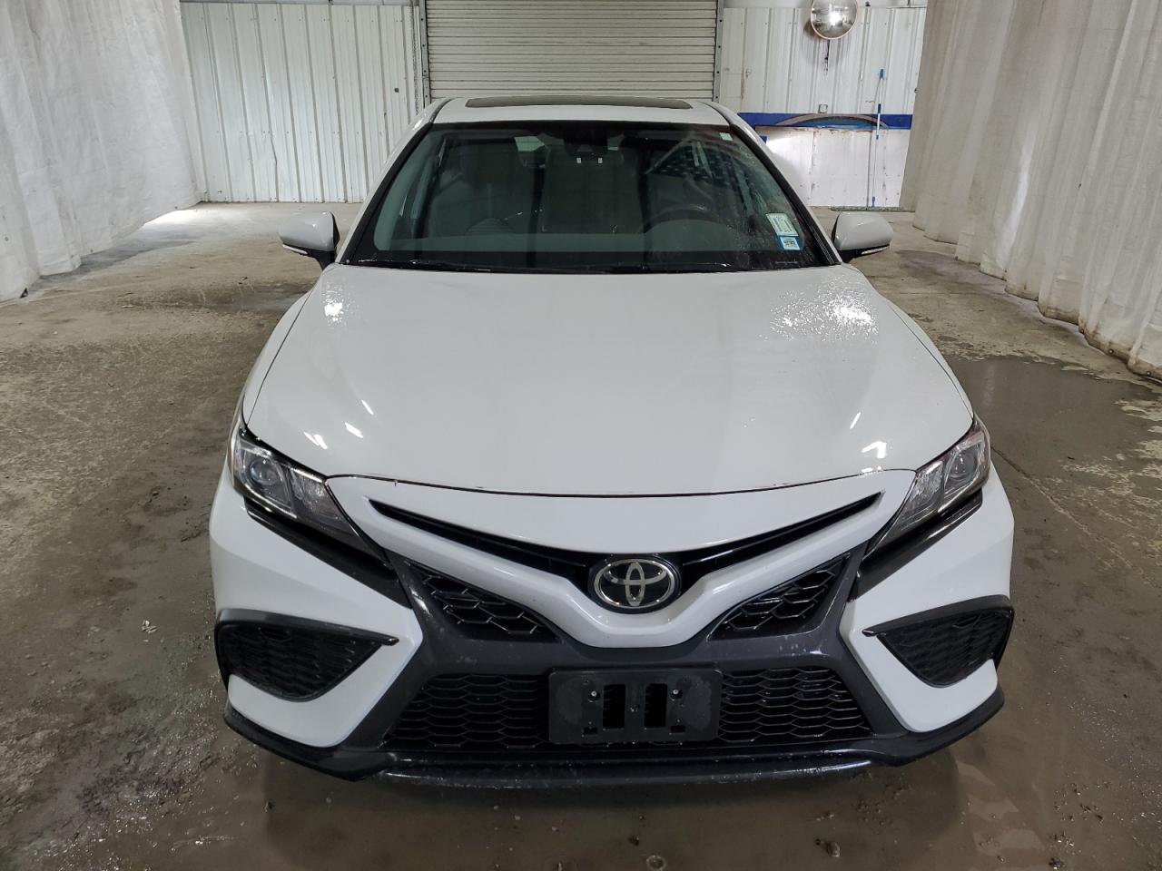 Toyota Camry SE image 5