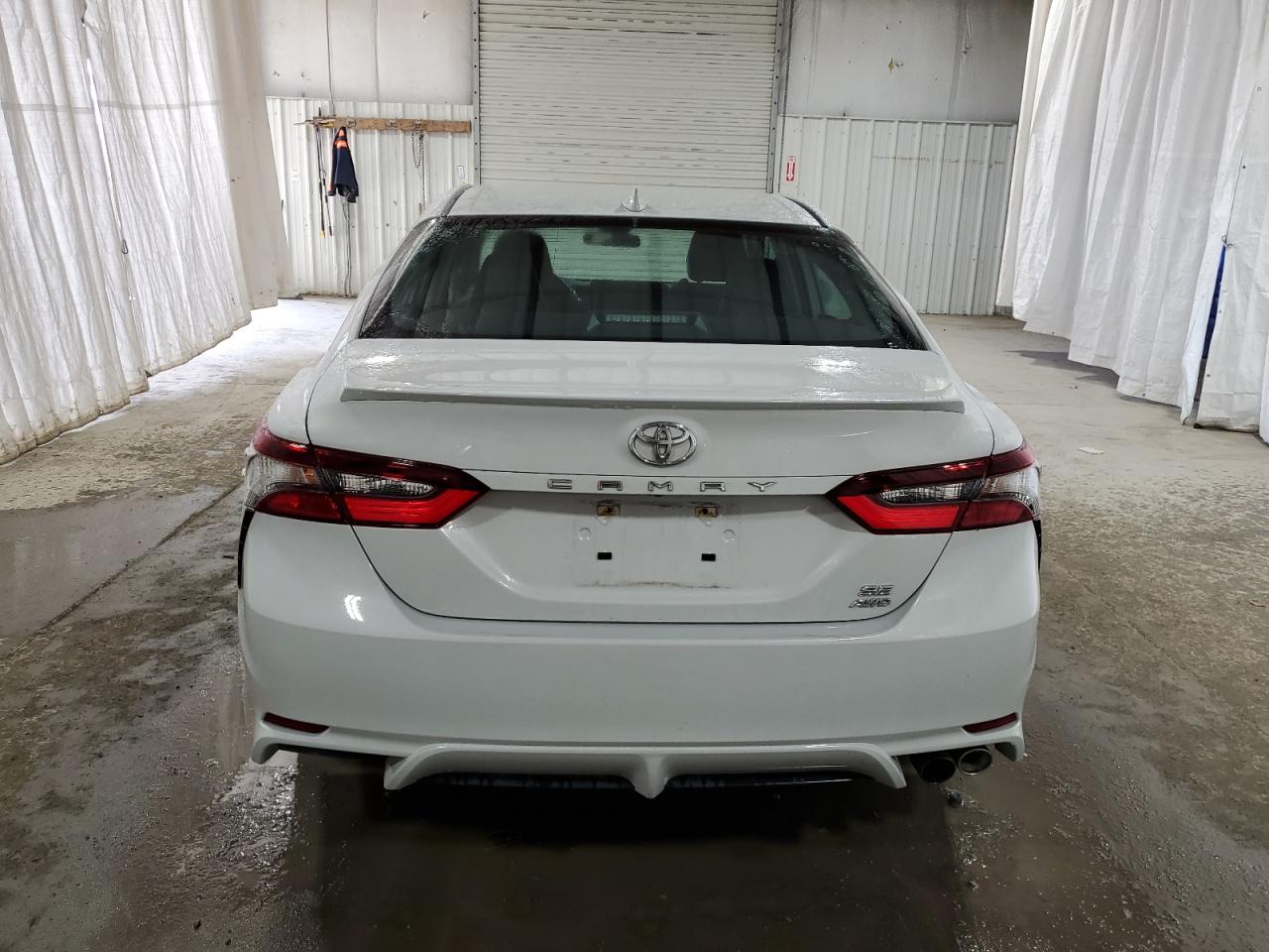 Toyota Camry SE image 6