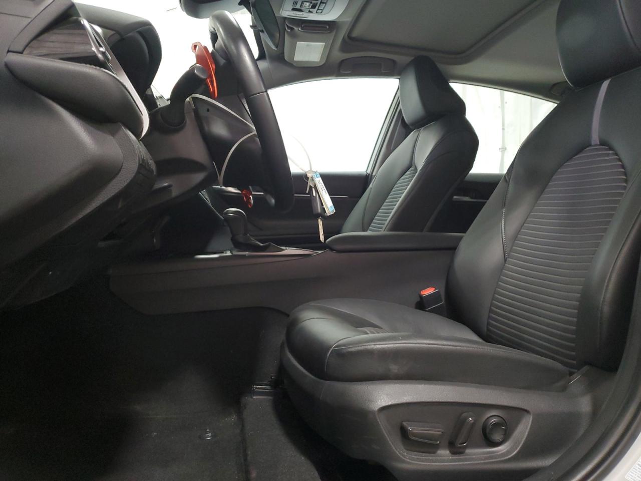 Toyota Camry SE image 7