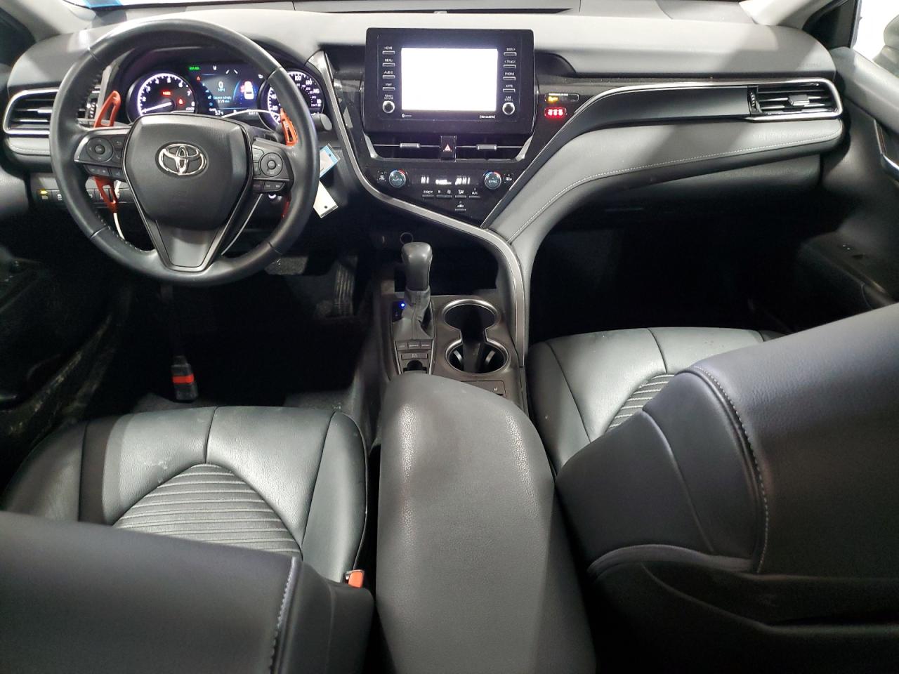Toyota Camry SE image 8