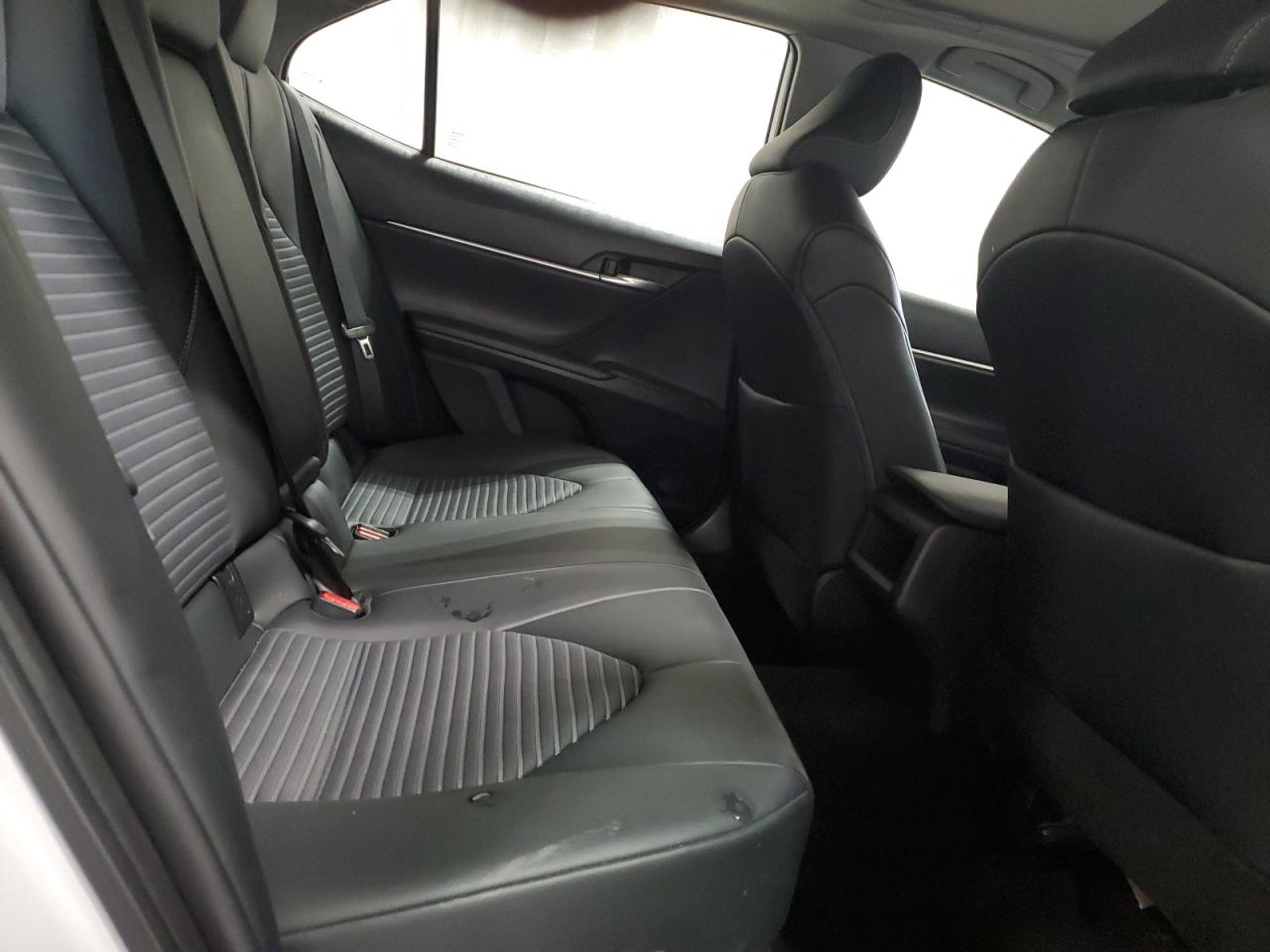 Toyota Camry SE image 10