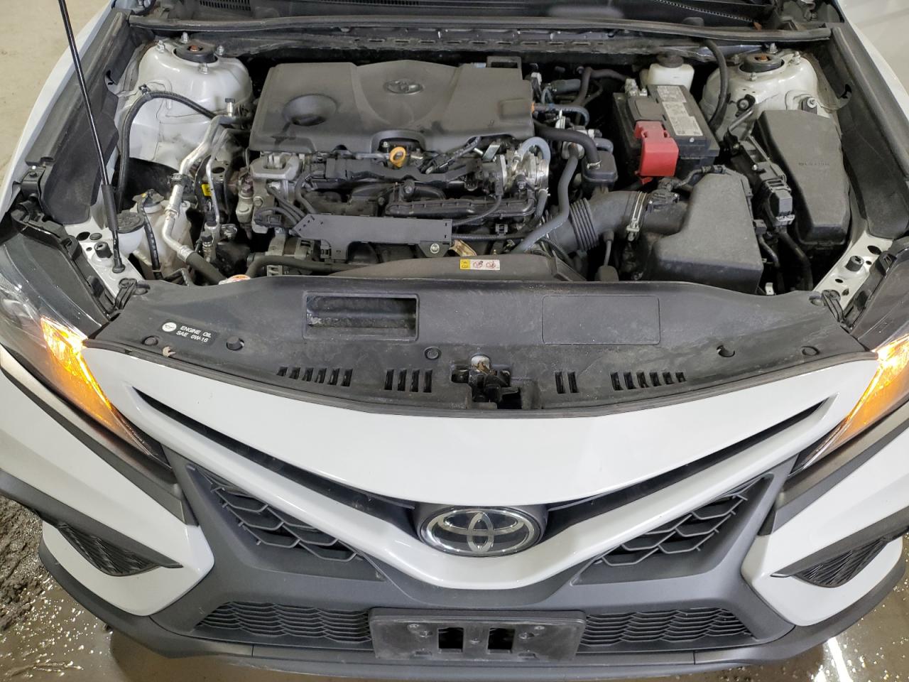 Toyota Camry SE image 11