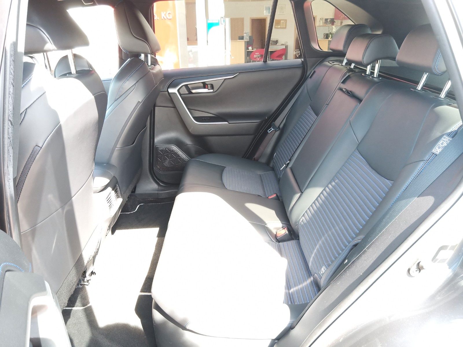 Toyota RAV4 image 8