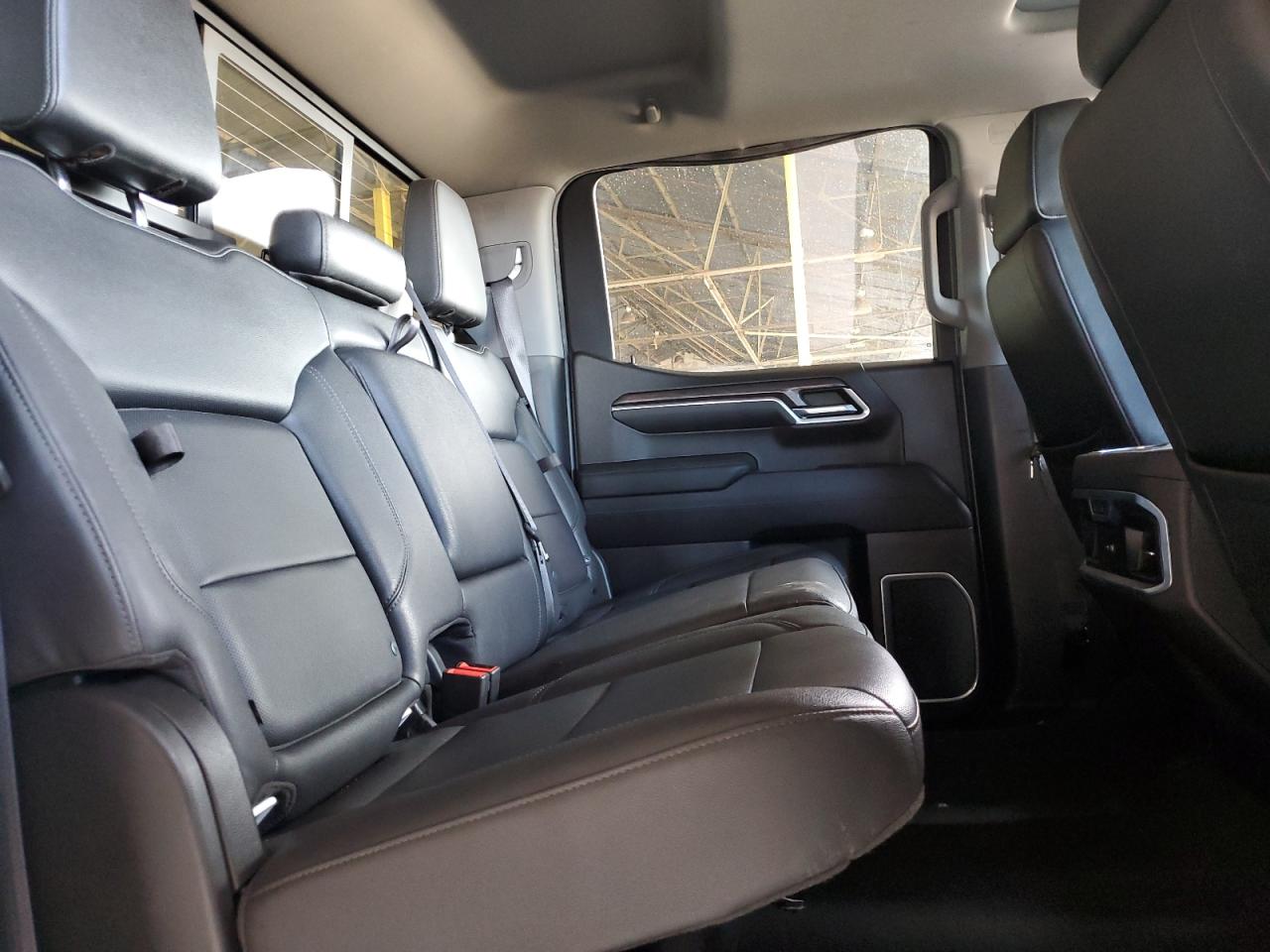 Chevrolet Silverado image 10