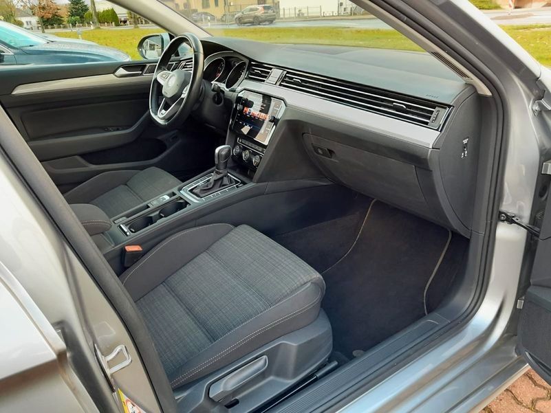 Volkswagen Passat image 10