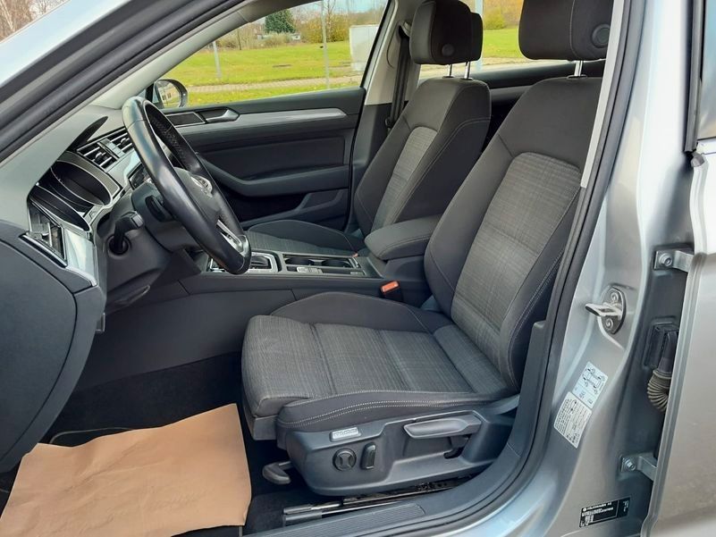 Volkswagen Passat image 12